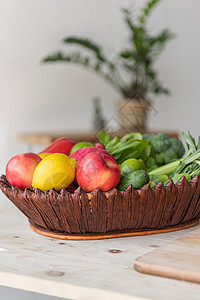 将新鲜水果和蔬菜选为木制餐桌篮子图片