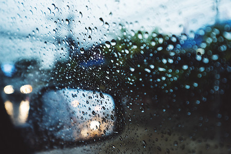 路边的雨天车面上有雨滴侧翼镜子照背景图片