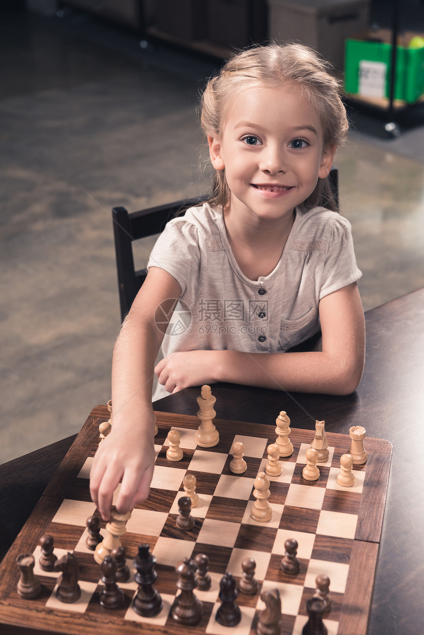 学龄前儿童在家里下棋图片