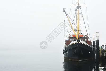 渔船停泊在大雾图片