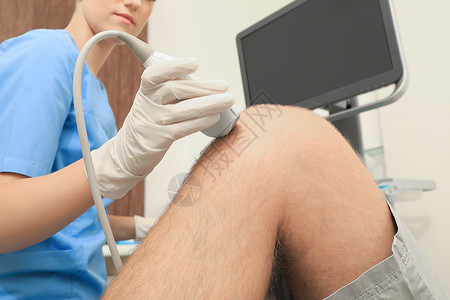 在诊所对病人的膝进行超声图片