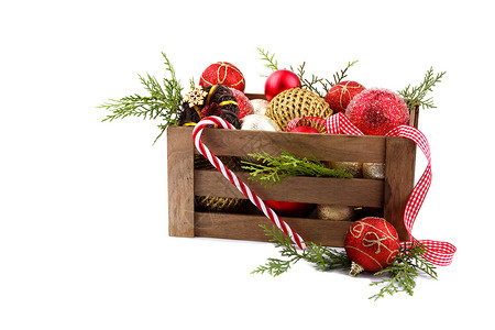 圣诞节或新年装饰品放在一木箱中以白图片