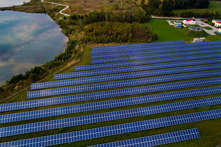 关于绿色可再生能源太阳能农场太阳能电池板的空中无人驾驶图片