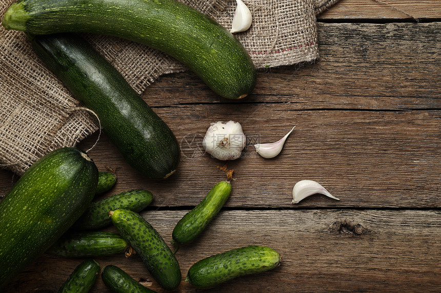 木本底的Zucchini和黄图片