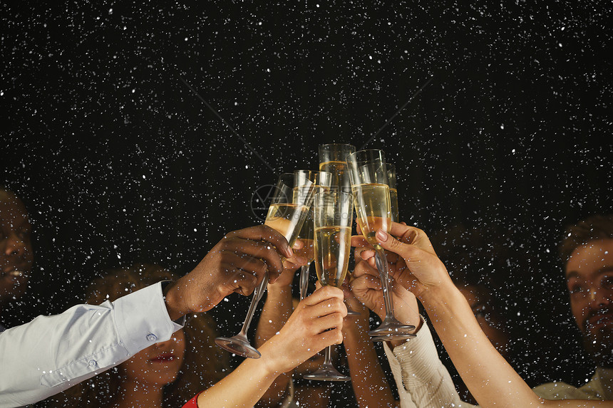 圣诞晚会时间年轻人用香槟杯敬酒多民族的朋友互相祝贺新的一年庆祝和夜生活概念假日图片