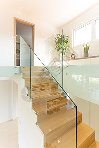 木楼梯上的现代玻璃栅栏图片