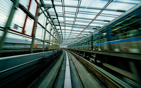 具有适度运动模糊和老式过滤器的城市轨道隧中的火车前视图运输概念和运动图片