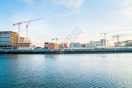 这张横跨利菲河的清晨图像显示了都柏林的建筑热潮图片