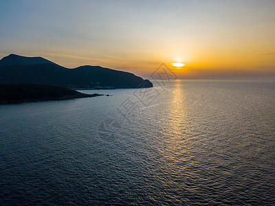 日落时科西嘉海岸的空中景象图片
