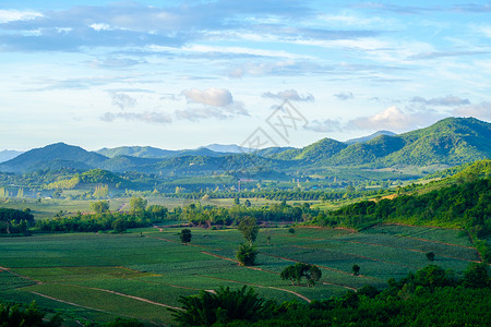 蓝天白云的乡村景色在山的美丽的夏天风景日出图片