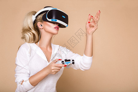 戴虚拟现实眼镜的女人虚拟增强现实头盔的年轻女孩虚拟现实耳机图片