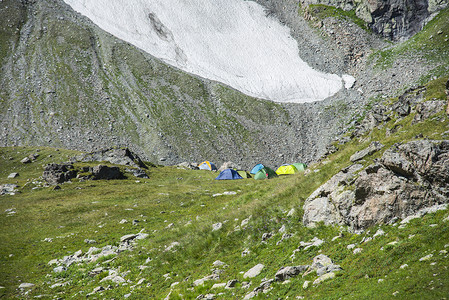 住在山里的营地图片