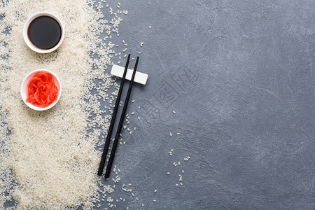 黑筷子大豆和姜的顶端视图图片