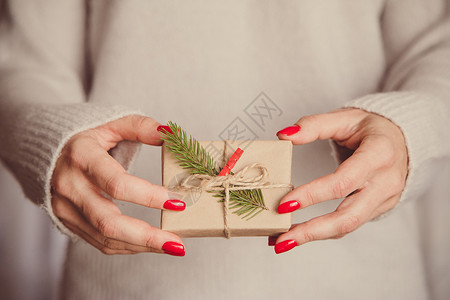 女人的手握着圣诞节或新年装饰品图片
