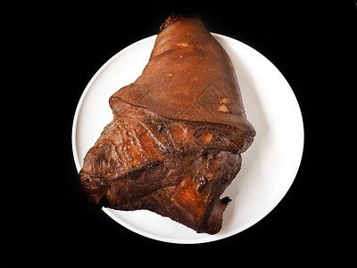 黑色背景中的国菜红烧猪肉图片