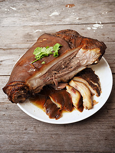 木制背景上的传统红烧肉片图片