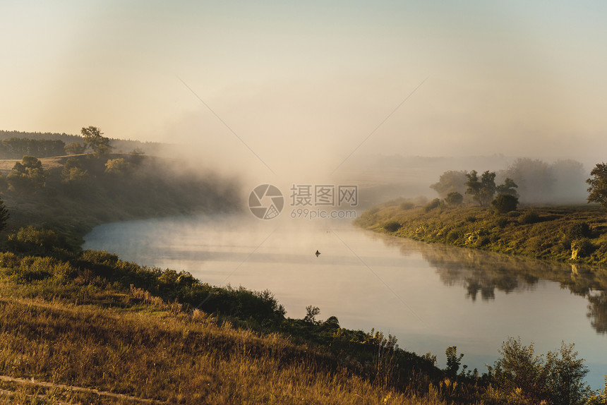 雾蒙的清晨河边的渔夫图片
