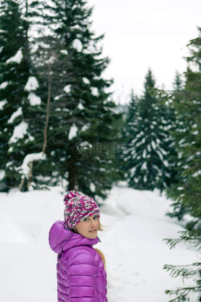 女人在白色的冬季森林树中远足户外休闲健身和健康生活方式动机和鼓舞人心的冬季景观在冬季环境中图片