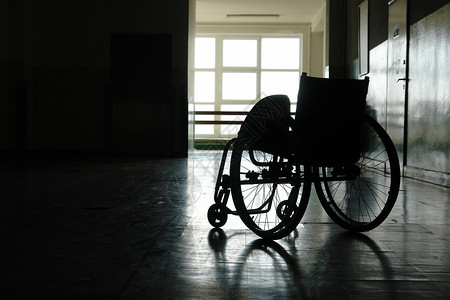停在医院走廊的空轮椅的剪影图片