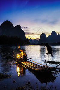 20元话费漓江鸬鹚渔夫在著名的漓江边休息在桂林阳朔附近的兴坪附近拍摄渔夫在竹筏上放背景