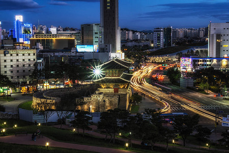 在和蓝色时段汉城著名地标的首尔风景台Hengi图片