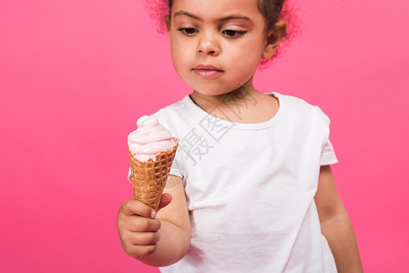 学龄前儿童手持冰淇淋图片