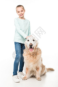 带着金色的猎犬站在全长的笑小女孩眼中图片