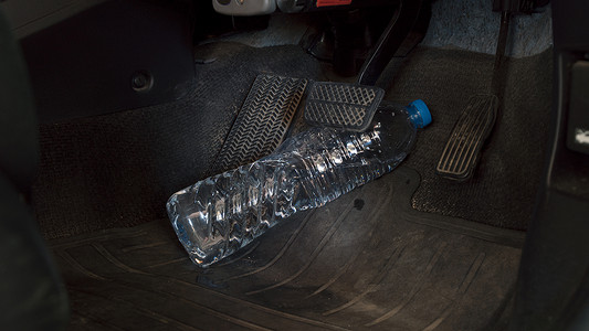水瓶滚动阻碍汽车刹行车安全系统在脚上发图片