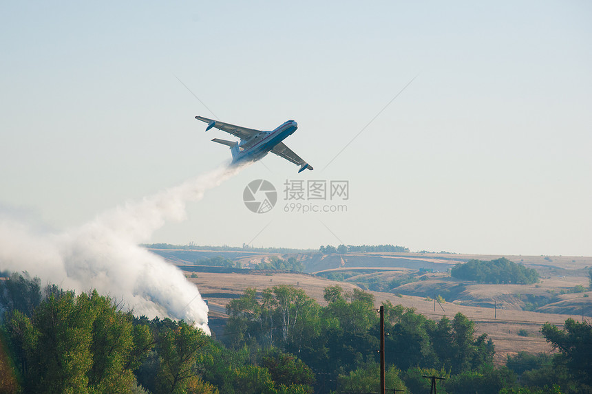 消防飞机扑灭森林大火景观图片