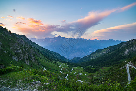 山路通向意大利阿尔卑斯山高口图片