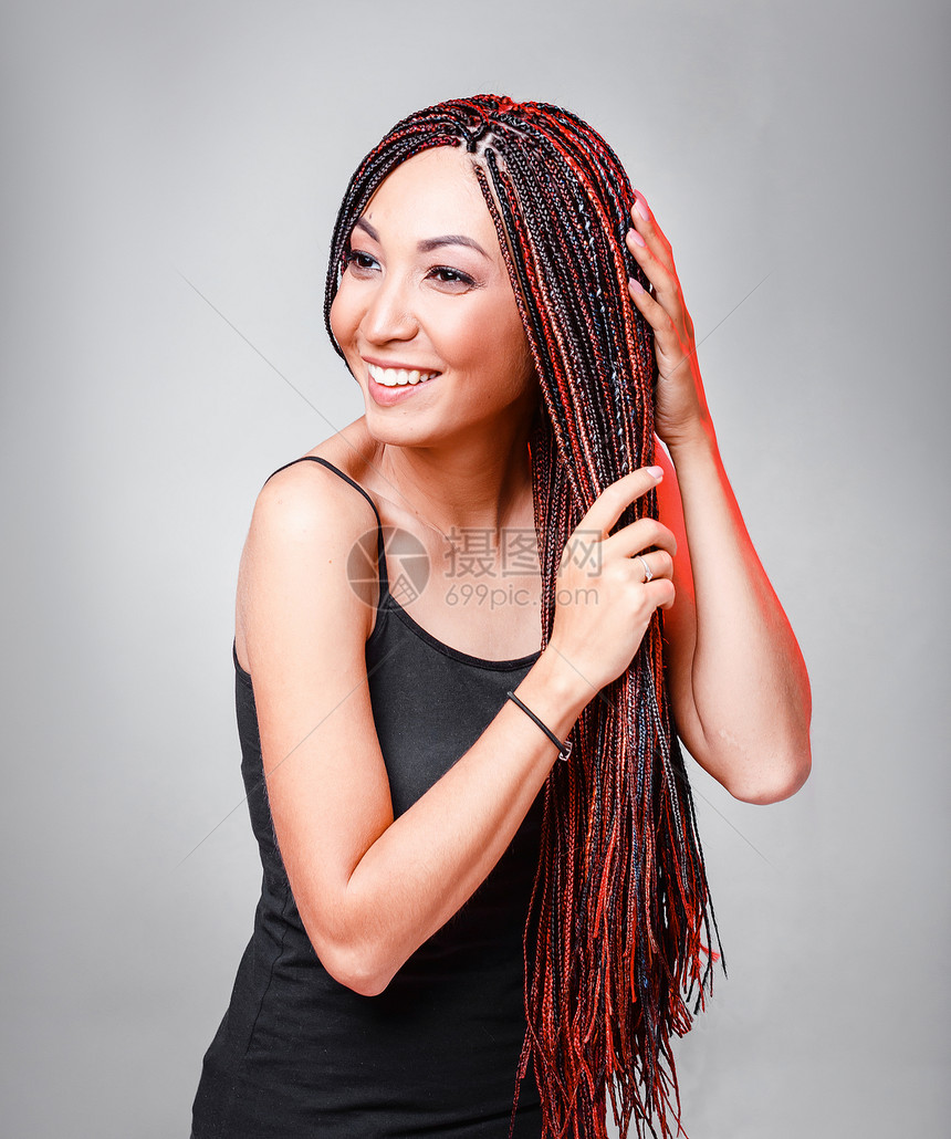 女人的发型有色彩多的头发延伸以薄色图片