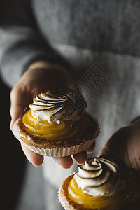女人手中的柠檬派传统的法式甜糕点馅饼美味图片
