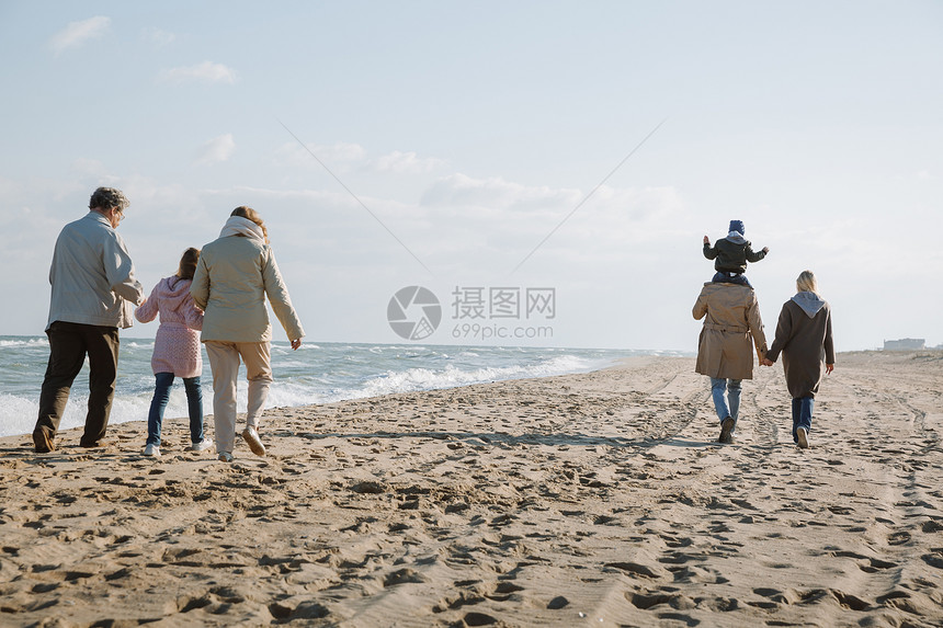一起走在海边的大多代家庭图片