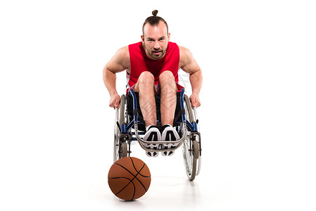 身穿运动服穿着轮椅的年轻背景图片