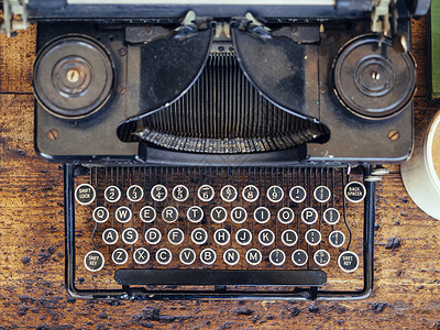 木桌上的老式打字机顶视图古董背景图片