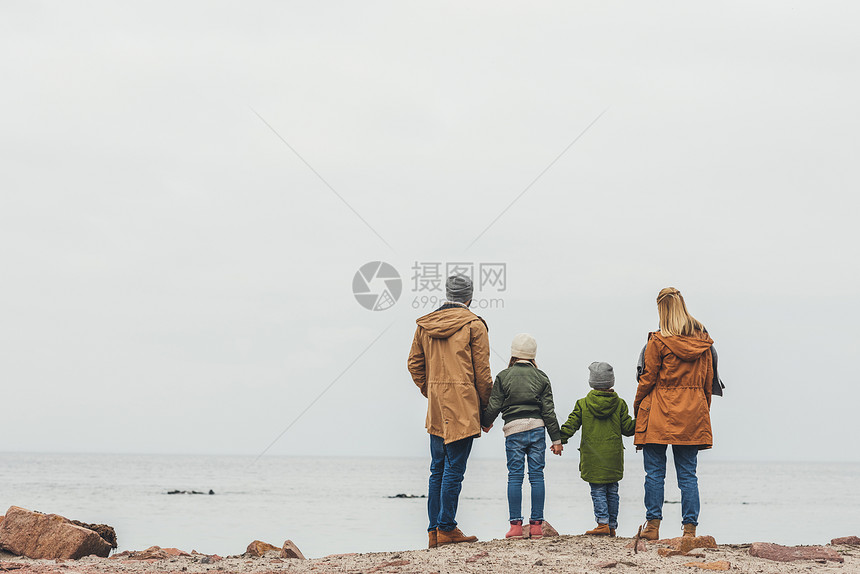 秋日阴天一家人手牵看海图片