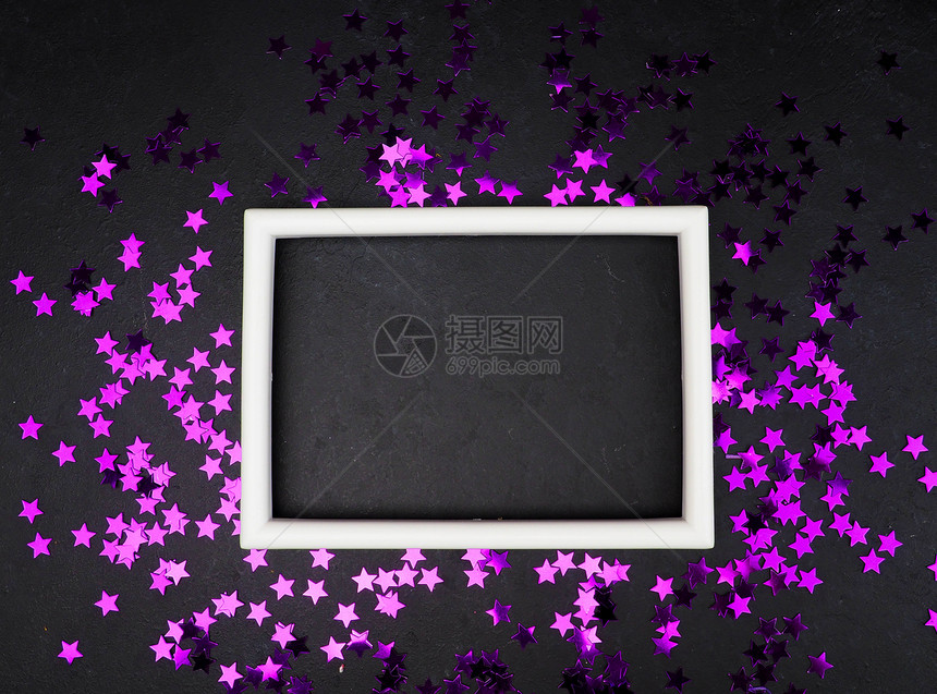 紫色星号贺卡文本位置周围黑色背景上的白色图片