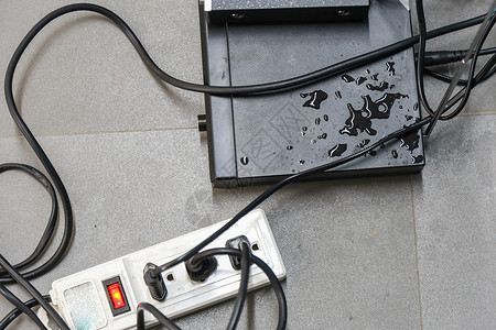 电器和电线被瓷砖地板上的水弄湿了图片