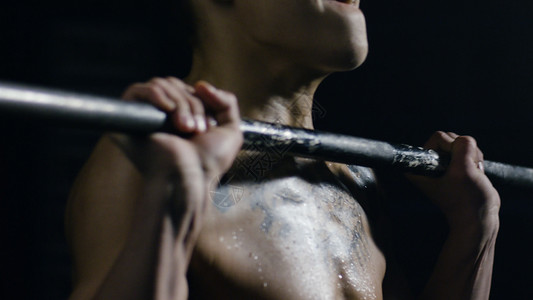 雄肌肉模范用巴铃做锻炼图片