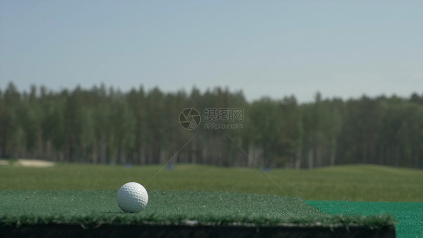 球上的棍子高尔夫球场上的高尔夫俱乐部高尔夫设备高尔夫球和棍图片