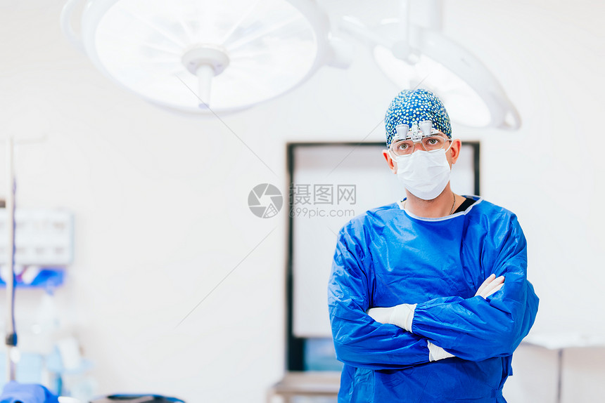 在医院手术室工作的有消菌设备的整形外科图片
