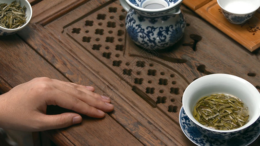 茶道由茶师主持茶道女手把茶倒进图片
