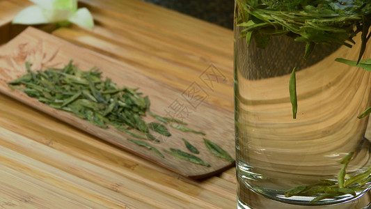木背景绿茶叶紧贴在传统杯子里敬茶礼仪茶图片