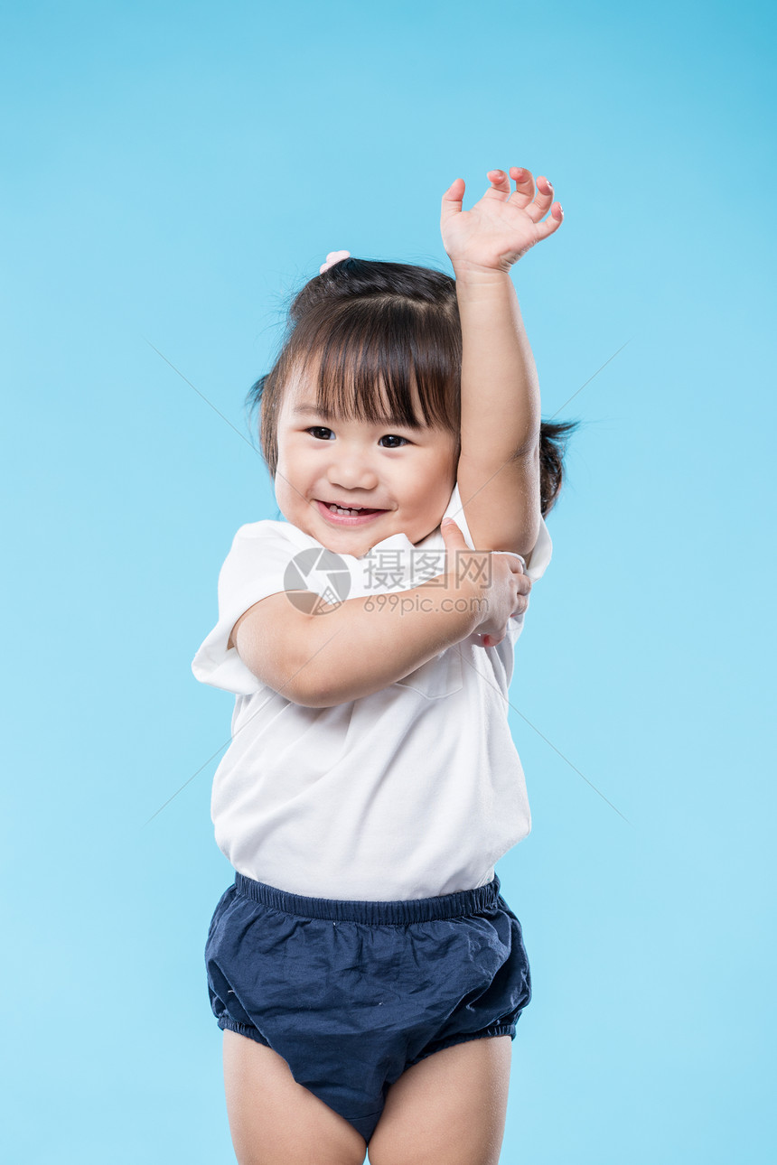 可爱的女孩举起手图片
