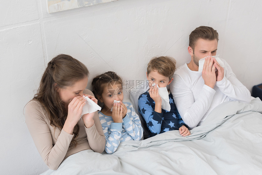 生病的家庭躺在床上在餐图片
