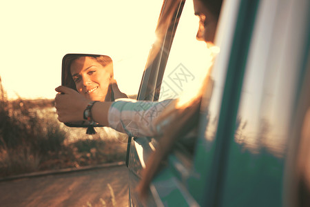 青年妇女乘车旅行暑假公路旅行旅图片