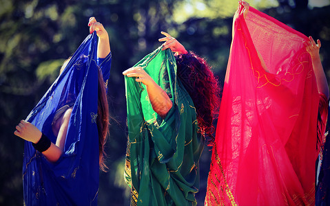 3名妇女在一次具有古老效果的长着彩色衣服的背景图片