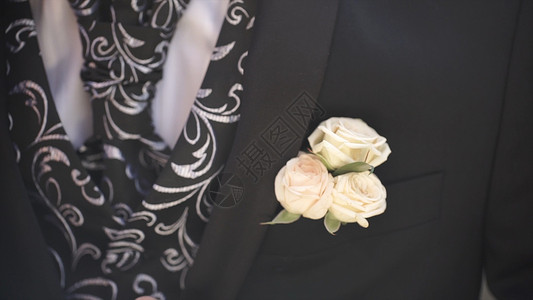 康乃馨花在口袋里夹克口袋里的花与装饰白花别针在新郎夹克上婚礼高清新郎图片
