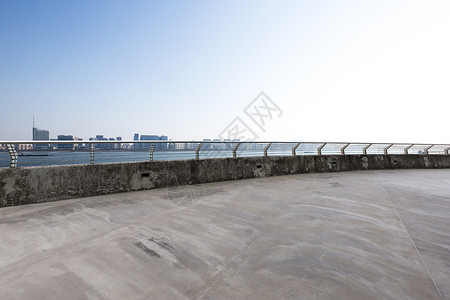 空荡的混凝土地面与云天杭州的城市景观图片