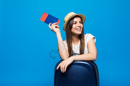 身戴卫帽拿着手提箱持有护照和罚单的年轻女图片